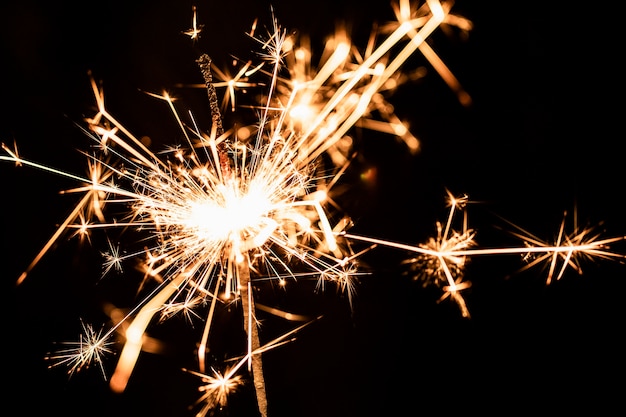 Aniversario de fiesta de año nuevo con fuegos artificiales
