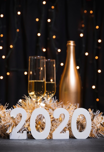 Año nuevo 2020 con botella de champagne