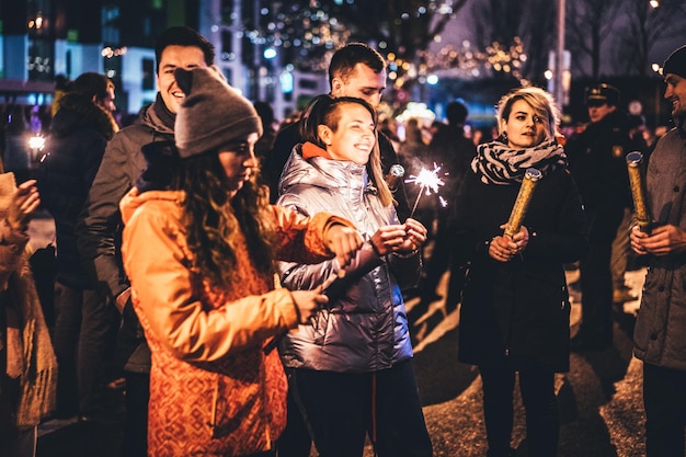 Año nuevo con amigos bengalas