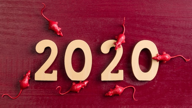 Año nuevo chino rata figuritas sobre fondo rojo.