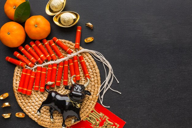 Año nuevo chino tradicional buey y petardos.