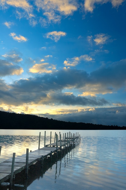 Foto gratuita anochecher en el lago