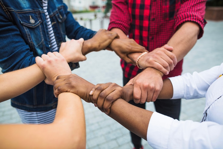 Foto gratuito anónimo personas multirraciales apilando las manos