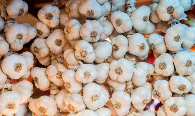 Antecedentes de ajo. Cerca de ajo en el mercado de pie