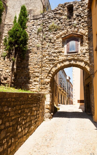 antigua calle con arco