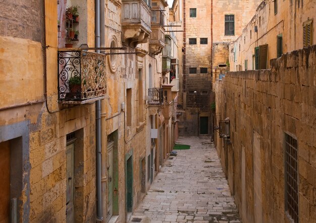 Antigua calle de la ciudad europea