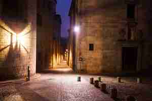 Foto gratuita antigua calle estrecha de la ciudad europea. girona