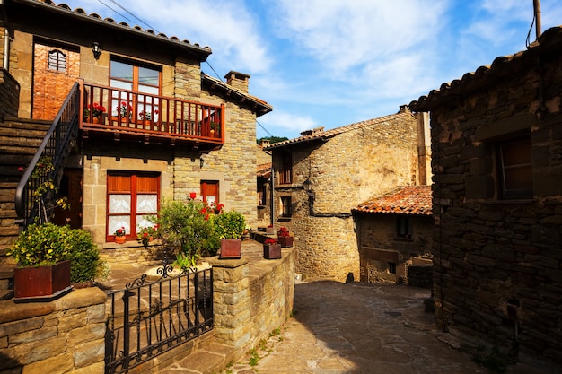 Antigua calle en el pueblo catalán medieval