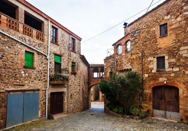 Antigua calle en pueblo catalán. Pubol