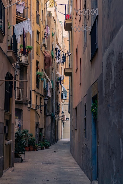 Antigua callejuela en el barrio gótico. Barcelona, España. Español elegante casco antiguo callejón urbano.