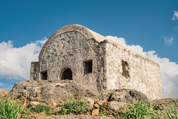 Una antigua capilla griega en una montaña cerca del pueblo de Kayakoy un pueblo fantasma abandonado cerca de Fethiye en Turquía Sitio de la antigua ciudad griega de Karmilissos del siglo XVIII