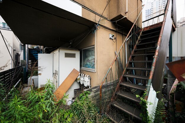 Antigua casa abandonada con escaleras oxidadas