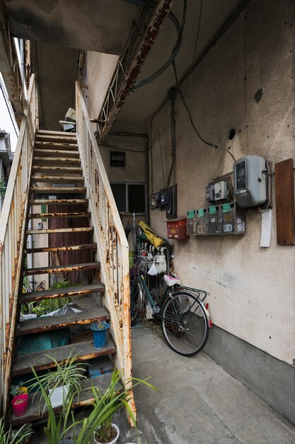 Antigua casa abandonada con escaleras oxidadas