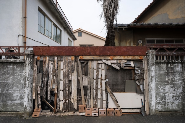 Antigua casa abandonada con madera podrida