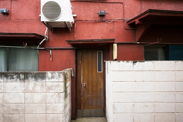 Antigua casa abandonada con puerta de madera