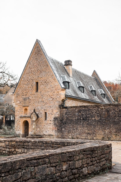 Antigua casa de hormigón marrón con valla de hormigón