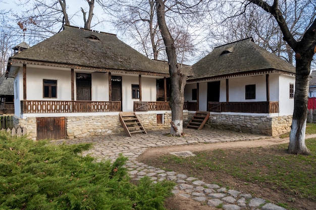 Antigua casa de madera en un pueblo