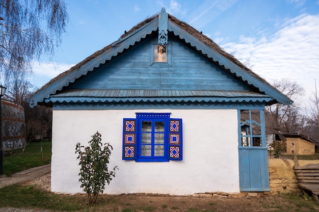 Antigua casa de madera en un pueblo