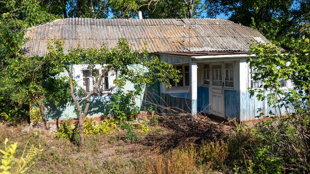 Antigua casa provincial con fachada azul, en Boroseni, Moldavia