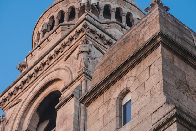 Antigua catedral de hormigón con estatua