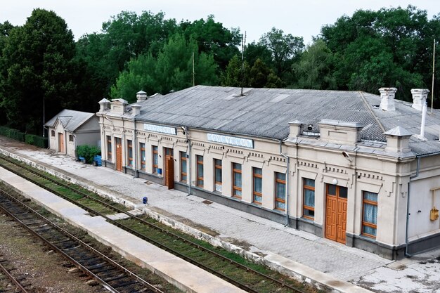 Antigua estación de ferrocarril con ferrocarriles en frente