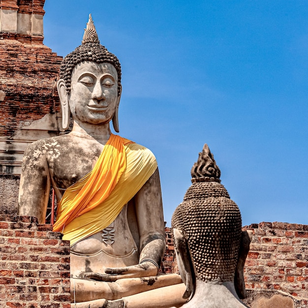 Antigua estatua de Buda cubierta con tela amarilla