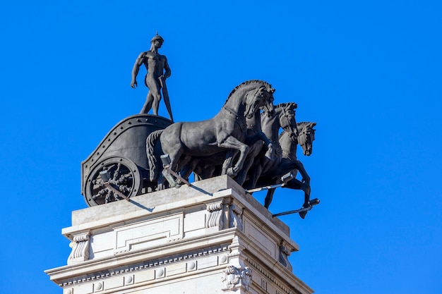 Antigua estatua de caballo y buggy en Madrid España