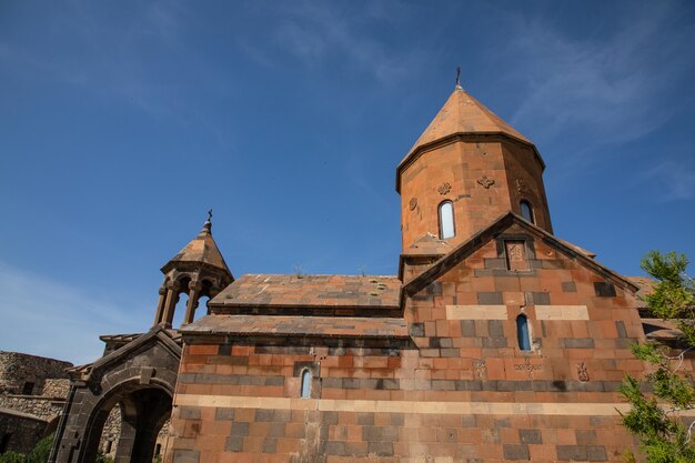 Antigua iglesia cristiana armenia hecha de piedra en un pueblo armenio