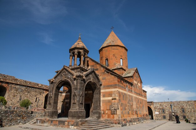 Antigua iglesia cristiana armenia hecha de piedra en un pueblo armenio