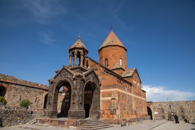 Antigua iglesia cristiana armenia hecha de piedra en un pueblo armenio