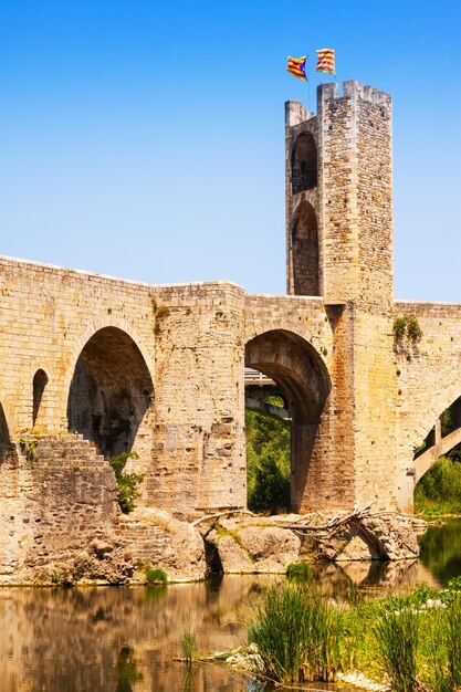 Antigua puerta de la ciudad catalana en el puente medieval