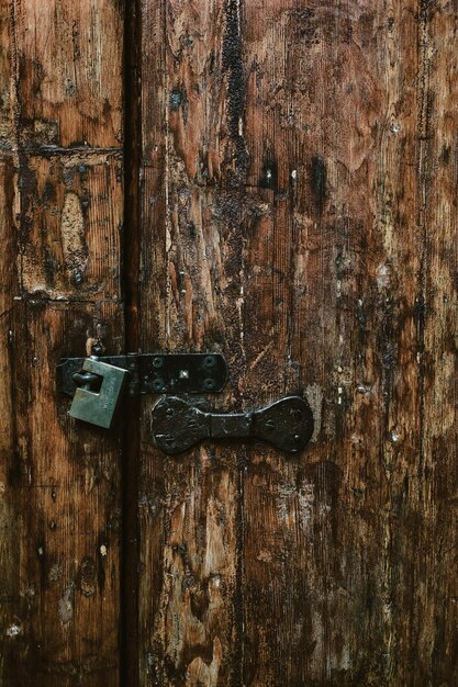 Antigua puerta de madera marrón con textura de candado