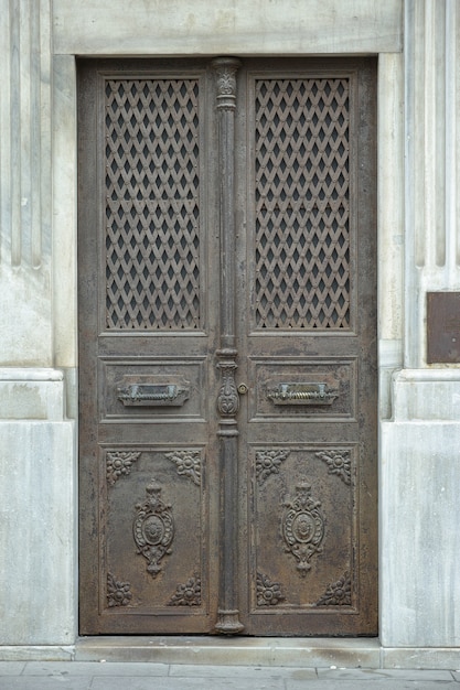 Antigua puerta de metal