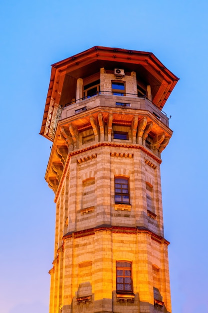 Antigua torre de agua en Chisinau al anochecer. iluminación