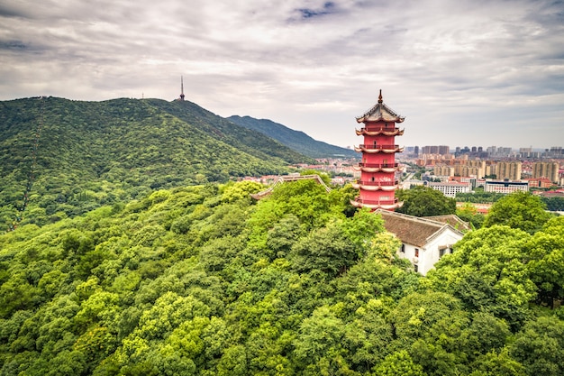 antigua torre china en la montaña