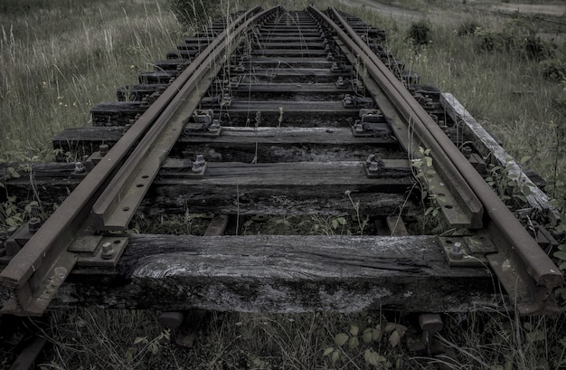 Antigua vía de tren en medio de un campo