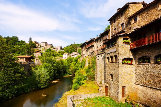 Antigua vista pintoresca del pueblo medieval catalán