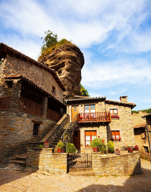 Antiguas casas pintorescas en el pueblo catalán medieval