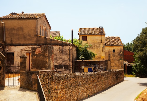 Antiguas casas pintorescas en el pueblo catalán