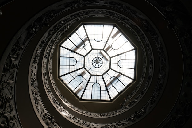 Antiguas escaleras de caracol y el techo de cristal en el museo del Vaticano, Roma, Italia