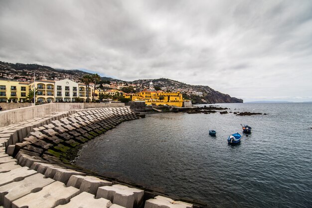 Antiguo castillo de Funchal, capital de Madeira, Portugal en un día soleado de verano. Concepto de viaje