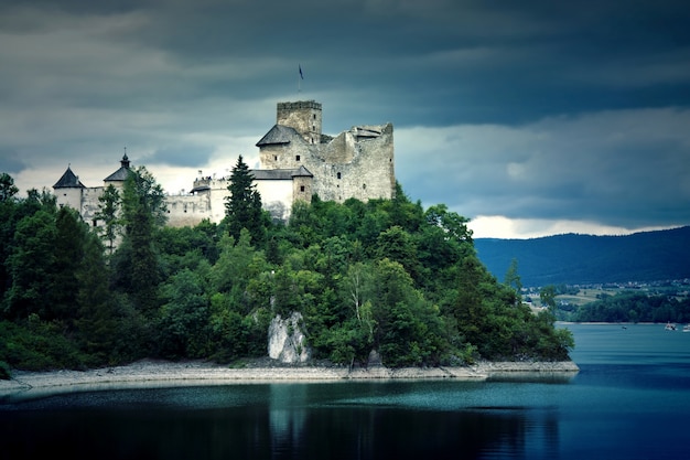 Foto gratuita antiguo castillo en los mountians.