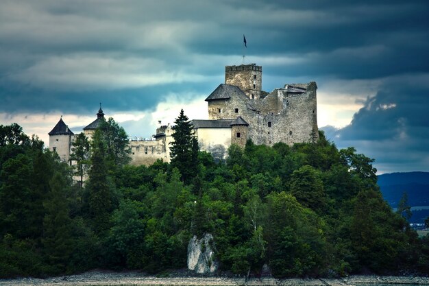 Antiguo castillo en los mountians.