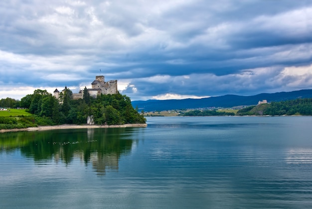 Foto gratuita antiguo castillo en los mountians.