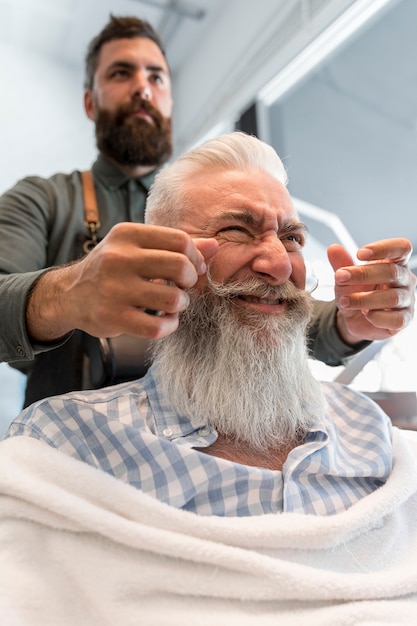 Antiguo cliente haciendo cara en peluquería