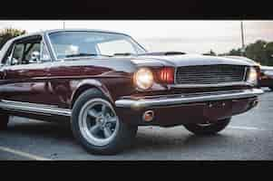 Foto gratuita antiguo coche rojo americano se encuentra en la calle en la noche