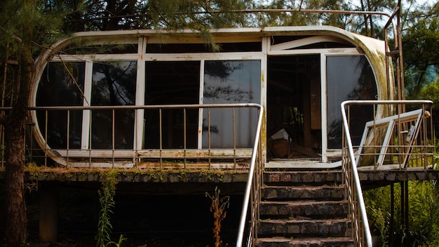 Antiguo edificio abandonado oxidado en el bosque en Taiwán