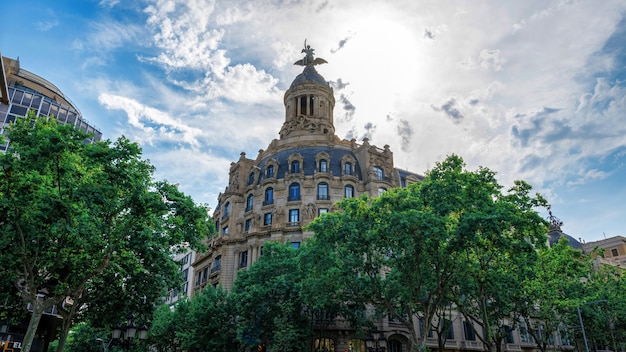 Un antiguo edificio de estilo clásico, vegetación en Barcelona, España