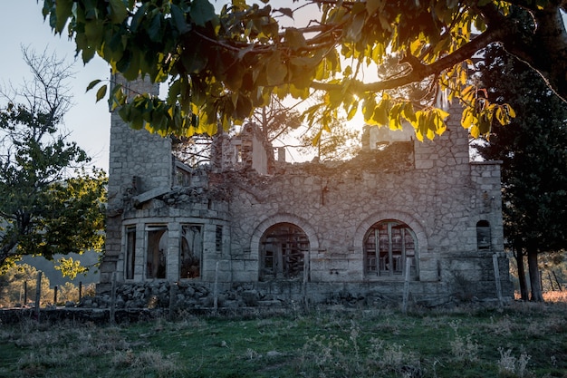Antiguo edificio de piedra abandonado y demolido. enfoque selectivo. Foto Premium 