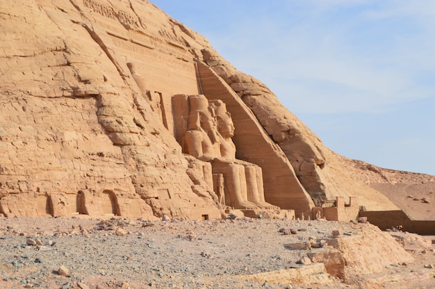 Antiguo histórico templo de Abu Simbel de Ramsés II en Egipto